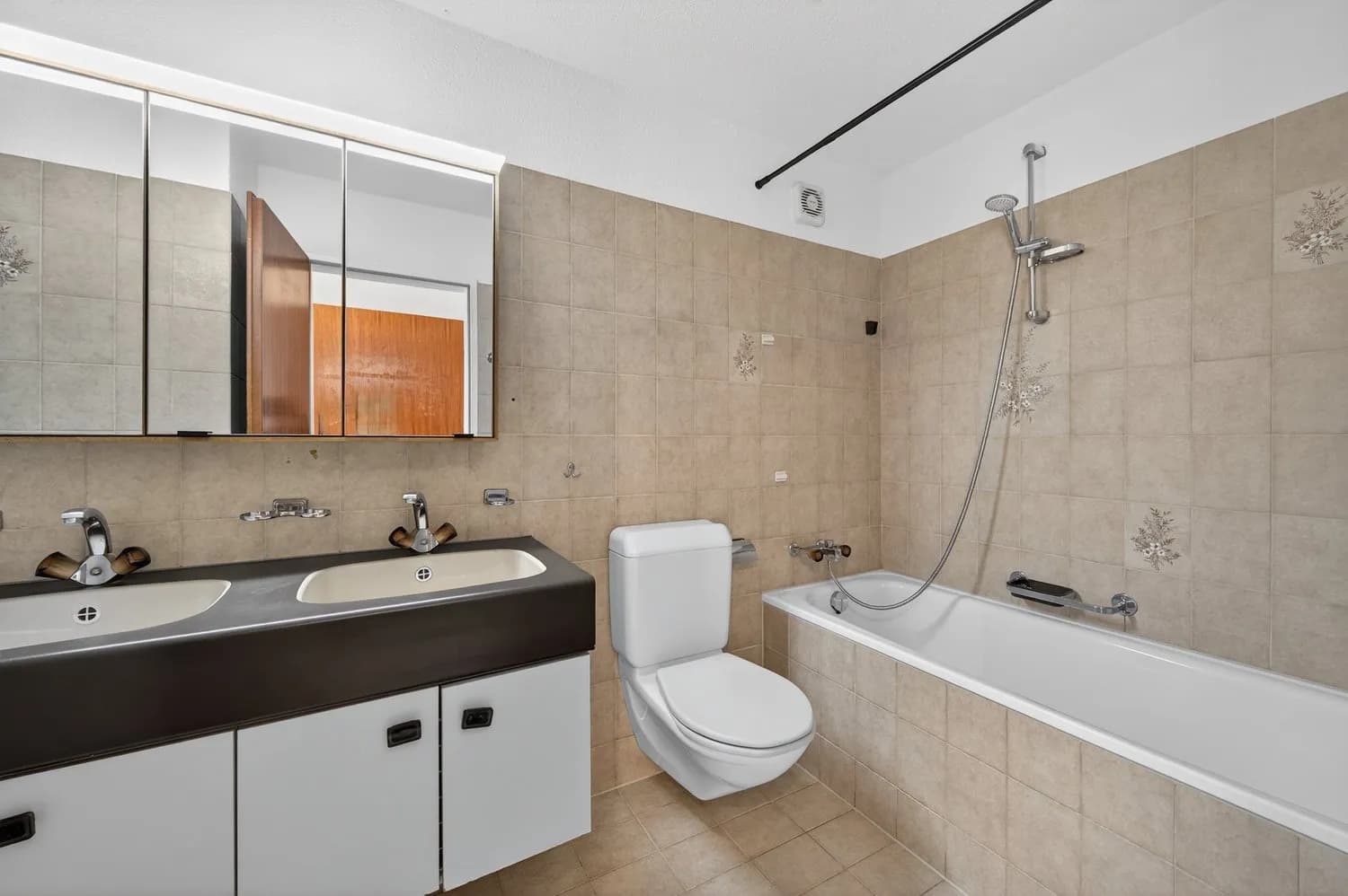 Familienidylle in Reichenburg SZ-ruhig, zentral und mit Bergblick