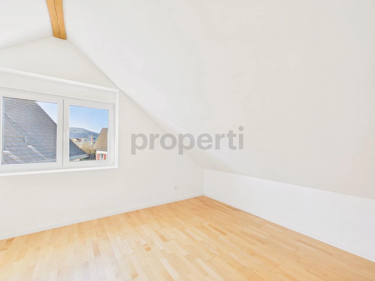 Geräumige 4.5-Zimmer-Dachwohnung mit zentraler Lage, Thayngen