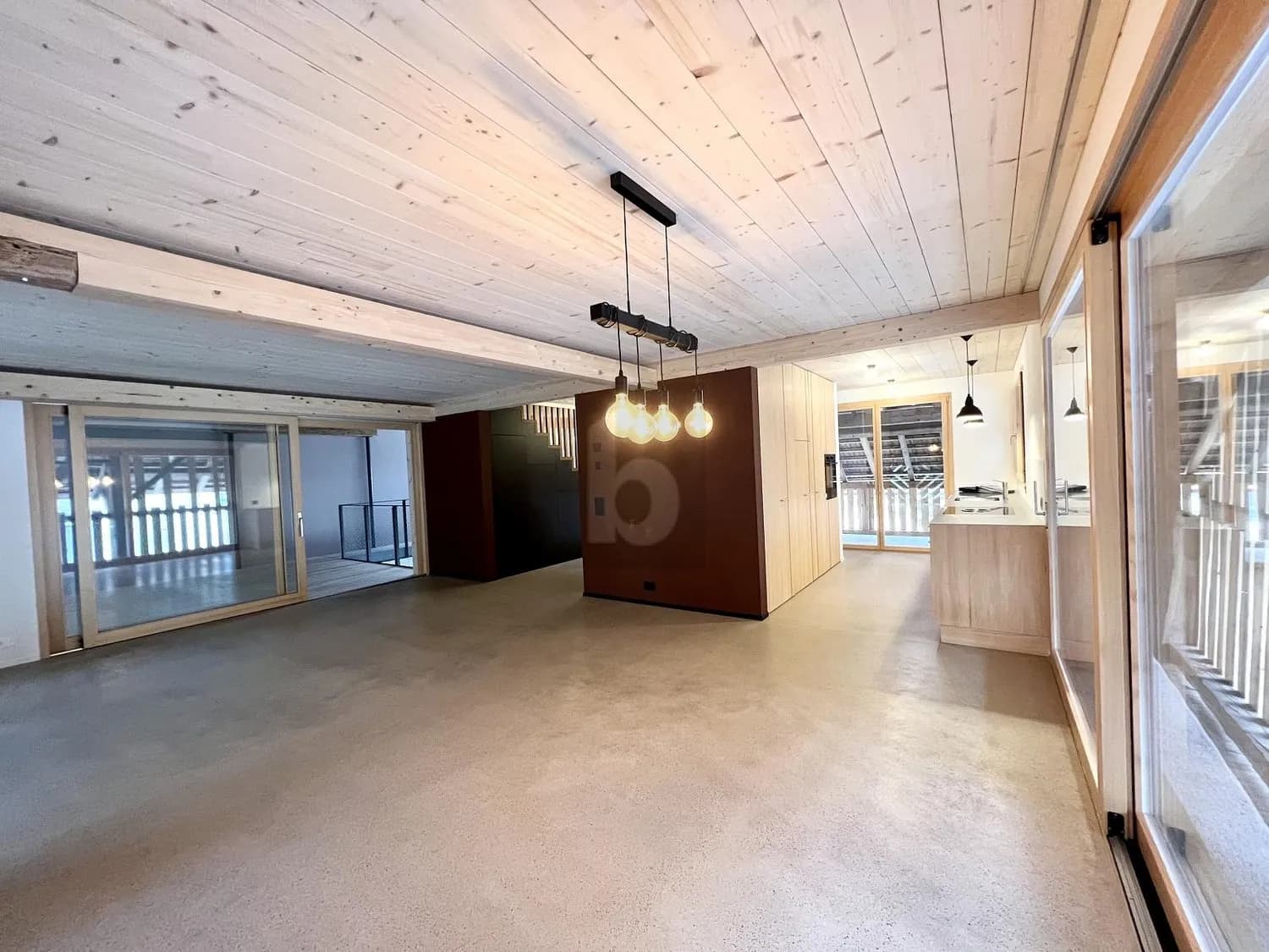 GROSSZÜGIG MIT MODERNEN AKZENTEN