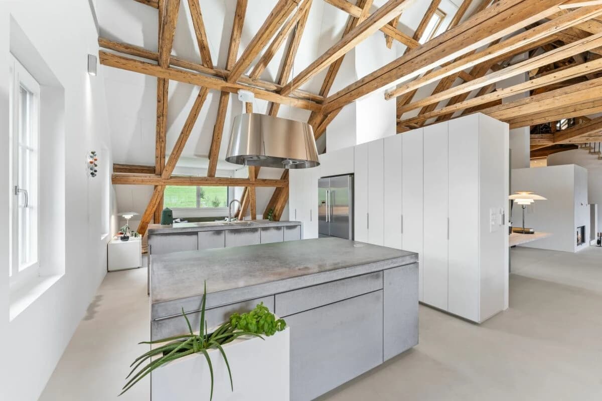 Stilvolle Dachmaisonette mit Sicht auf Mythen, See und ins saftige Grün