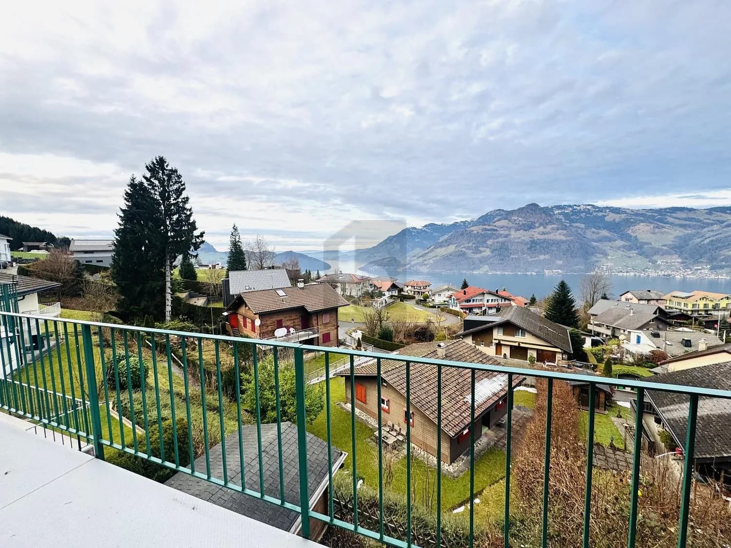 LICHTDURCHFLUTET MIT HERRLICHER AUSSICHT