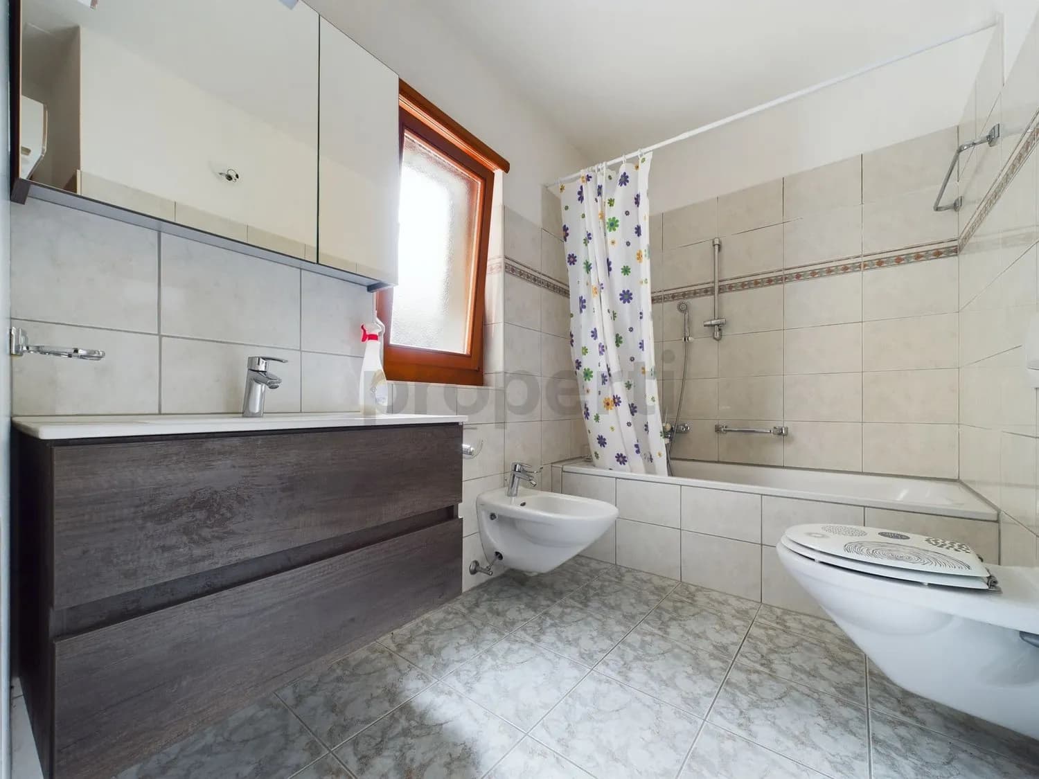 Gebäude mit 4 Wohneinheiten im Zentrum von Losone/ Vendesi palazzina di 4 unità immobiliari nel nucleo di Losone.