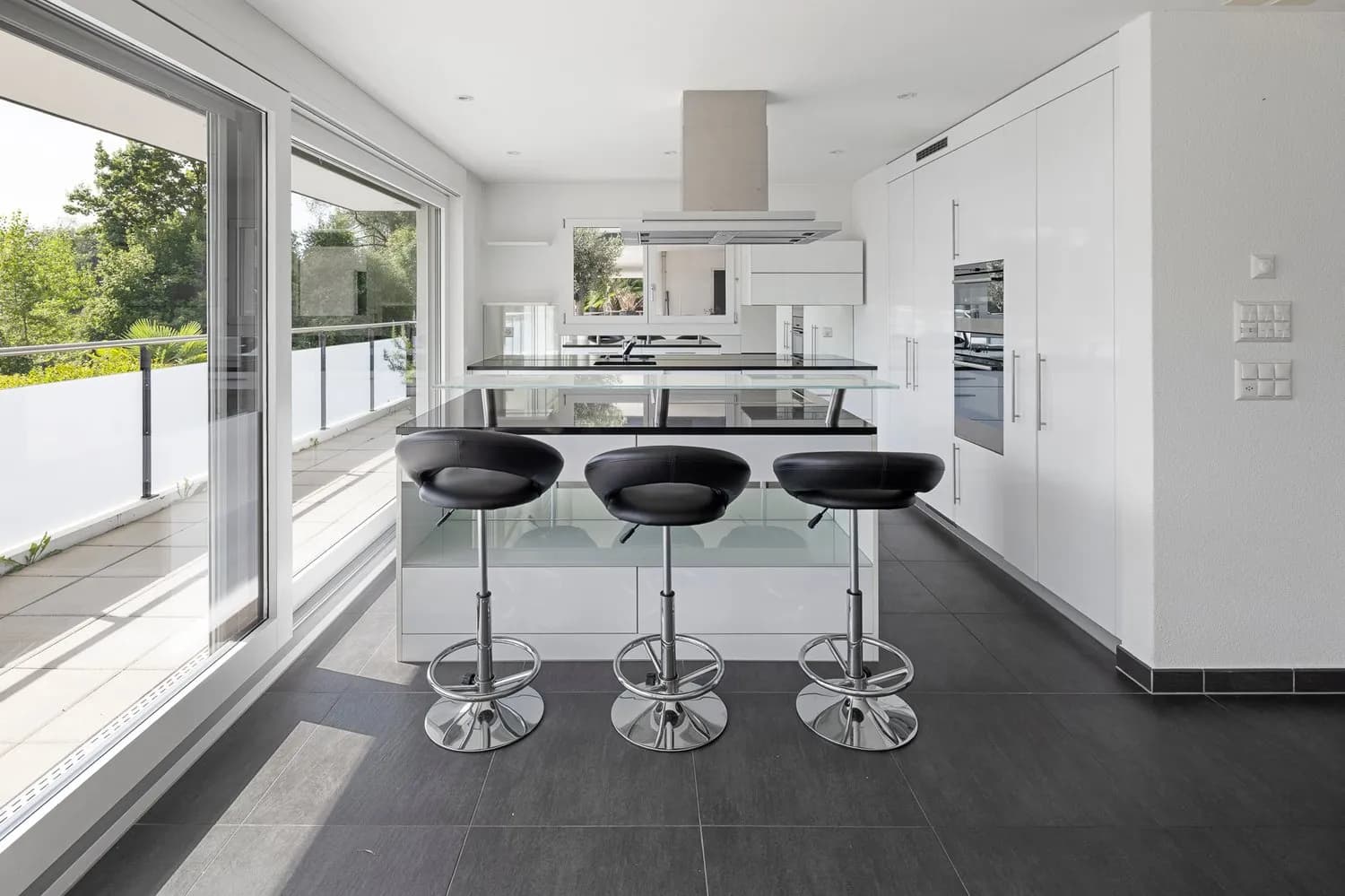 Leben mit Pool, grosser Terrasse und Limmatblick