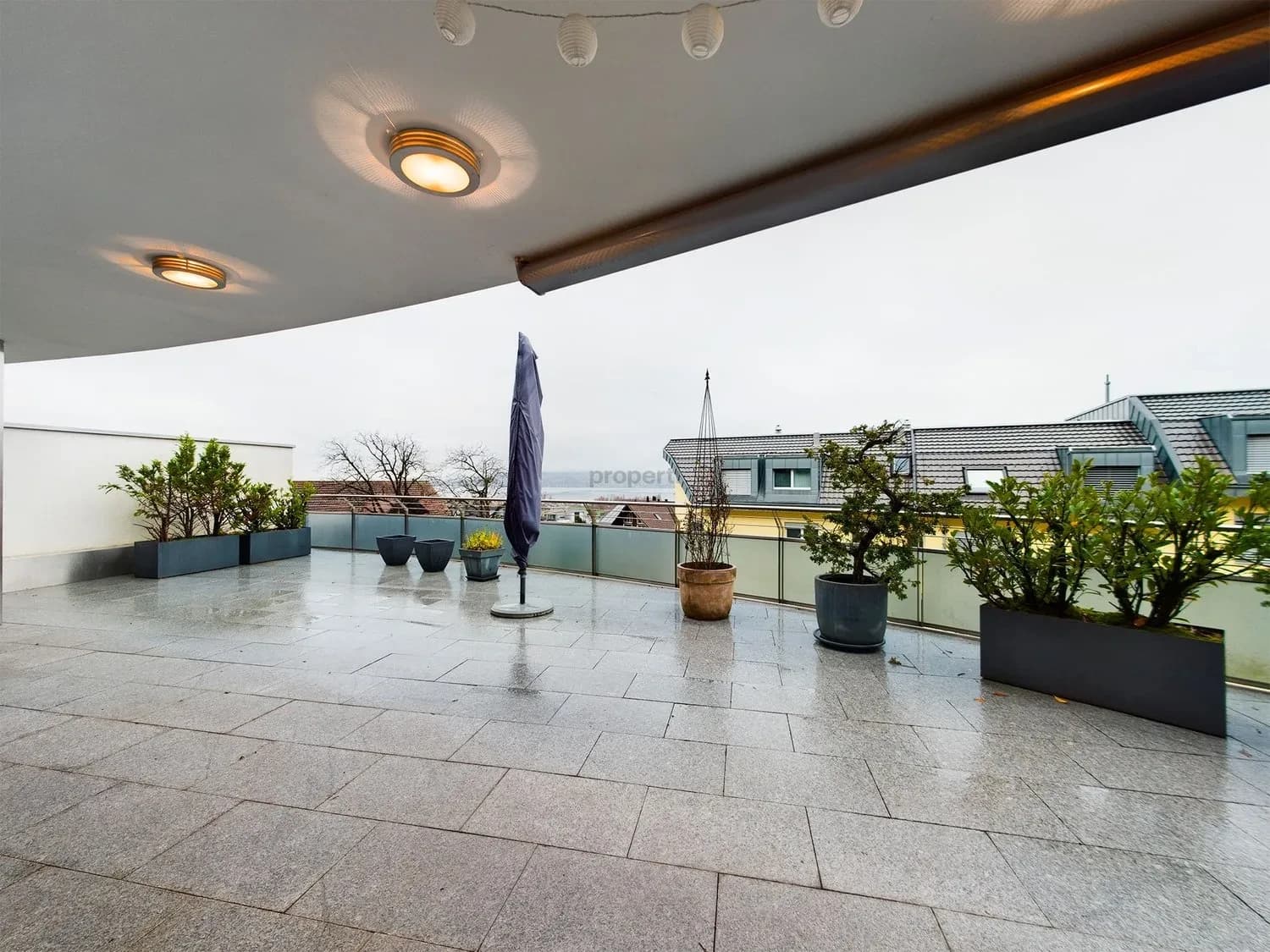 Helle 3.5-Zimmer-Terrassenwohnung mit Seesicht über den Dächern von Pfäffikon SZ