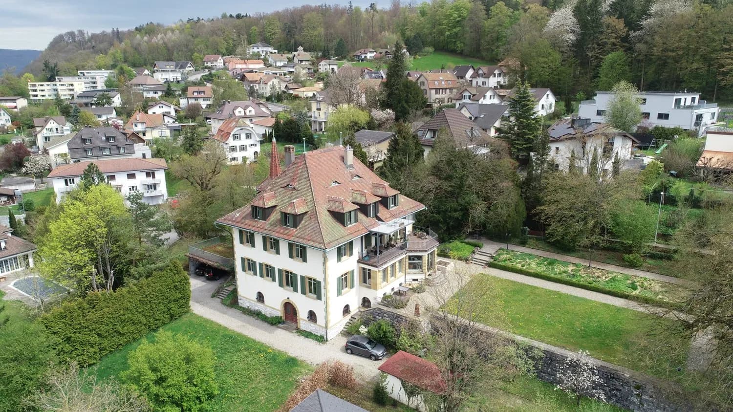 5.5-Zimmer-Dachmaisonettewohnung  in ehemaliger Bally-Villa