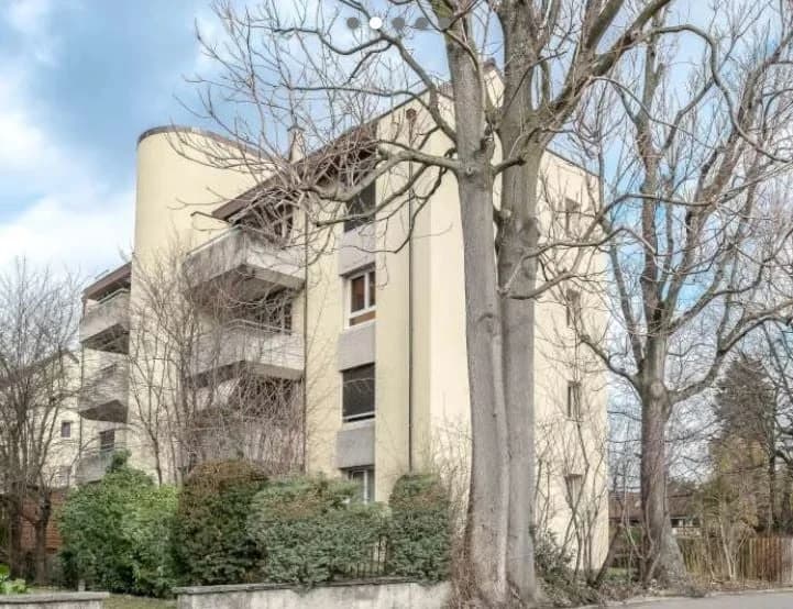 An ruhiger Seitenstrasse mit guter Verkehrsanbindung