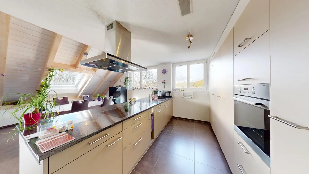 LICHTDURCHFLUTETE 5.5-ZIMMER- DACHWOHNUNG MIT AUSGEBAUTEM DACHRAUM