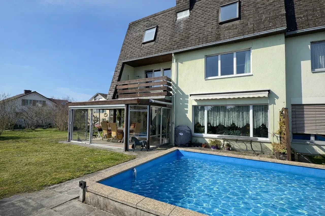 Einfamilienhaus-Hälfte mit Gemeinschaftspool