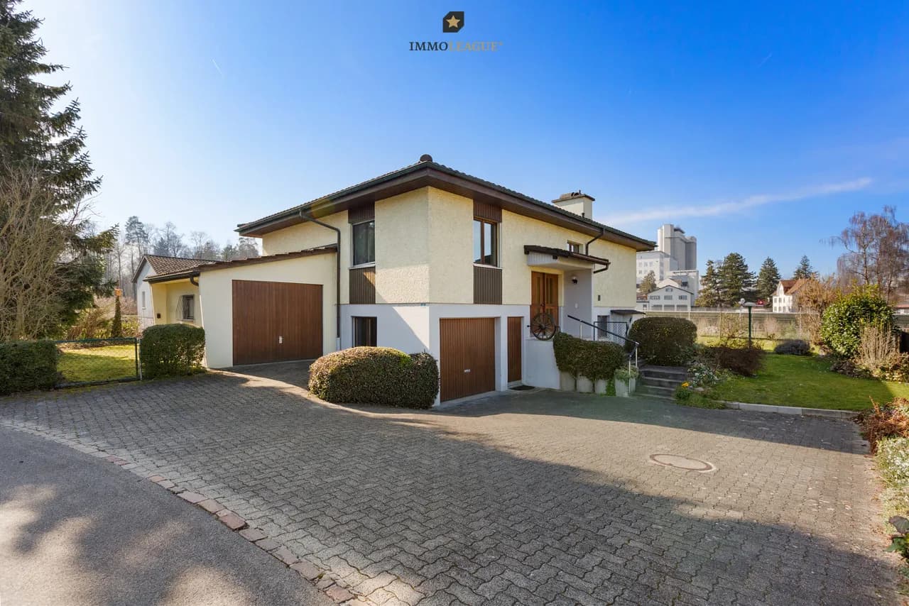 Freistehendes Einfamilienhaus mit grossem Umschwung.