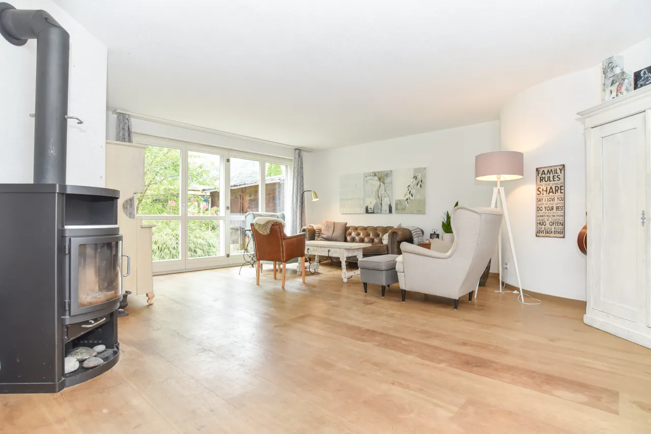 Renoviertes Zweifamilienhaus mit viel Platz und schönem Garten