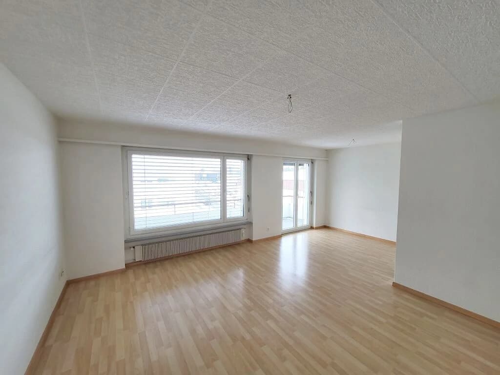 Grosszügig, sonnig und mit ATTRAKTIVEM PARKPLATZANGEBOT!