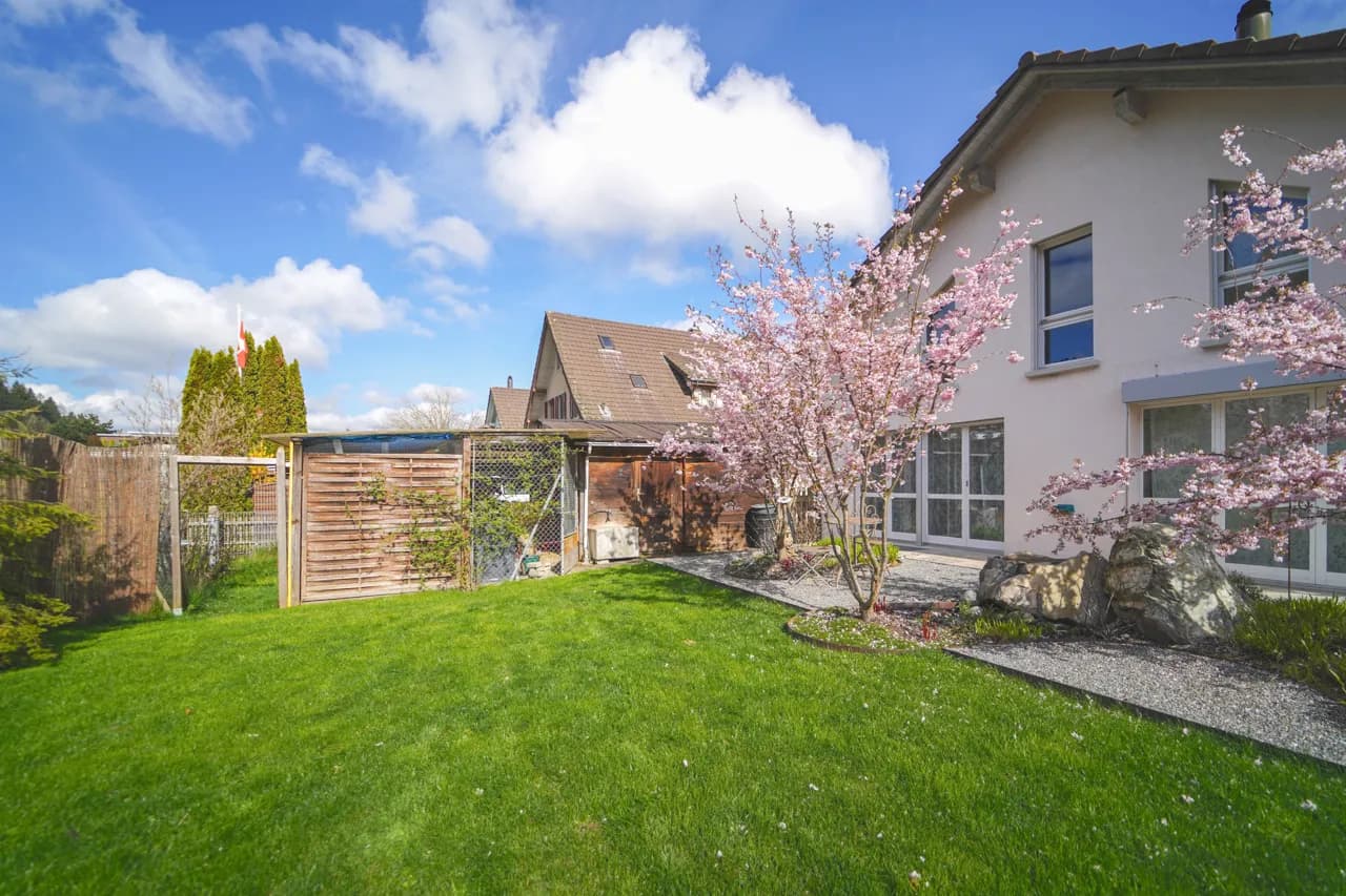 Renoviertes Zweifamilienhaus mit viel Platz und schönem Garten