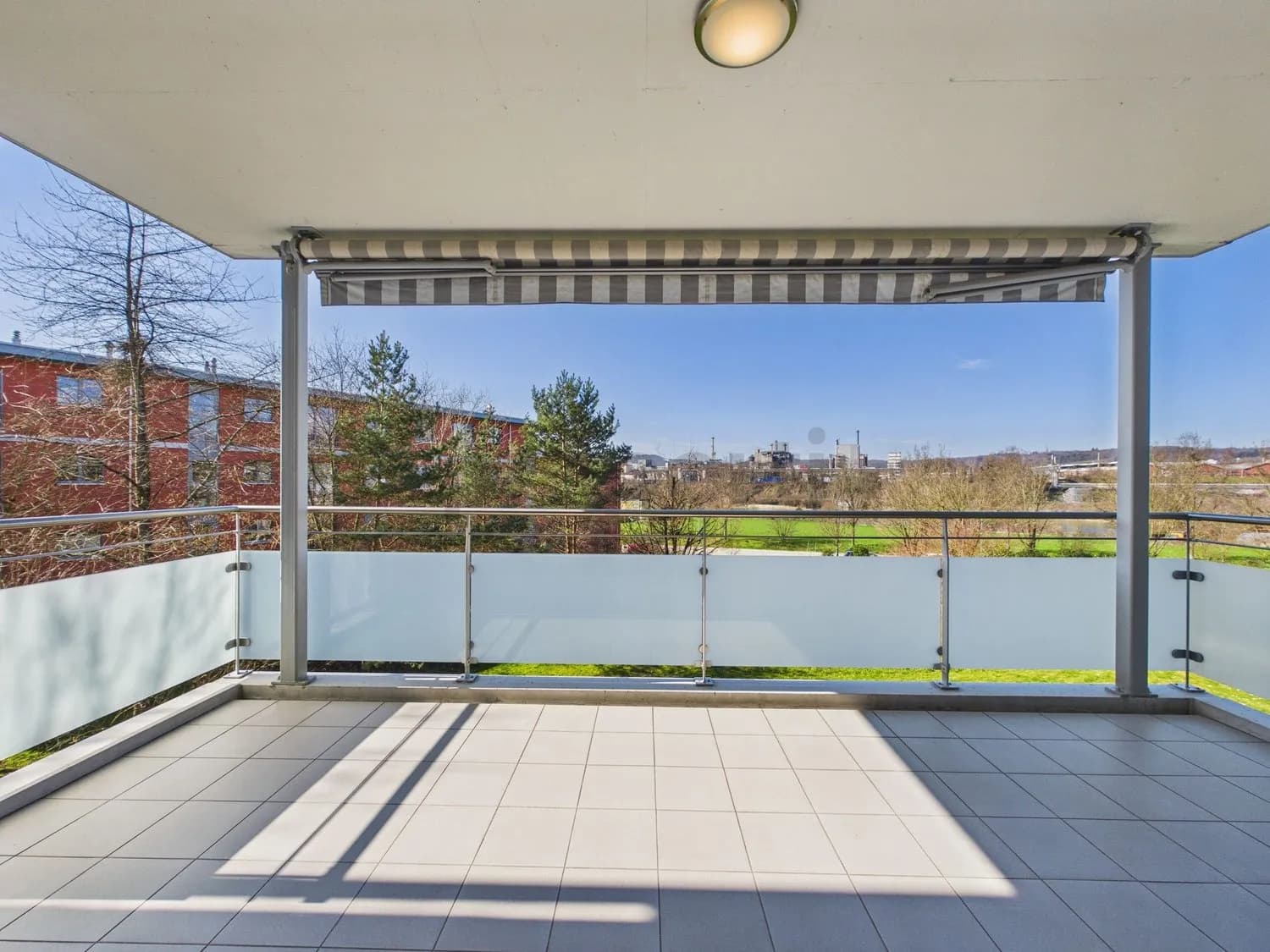 Moderne 4.5-Zimmer-Wohnung mit Rheinblick