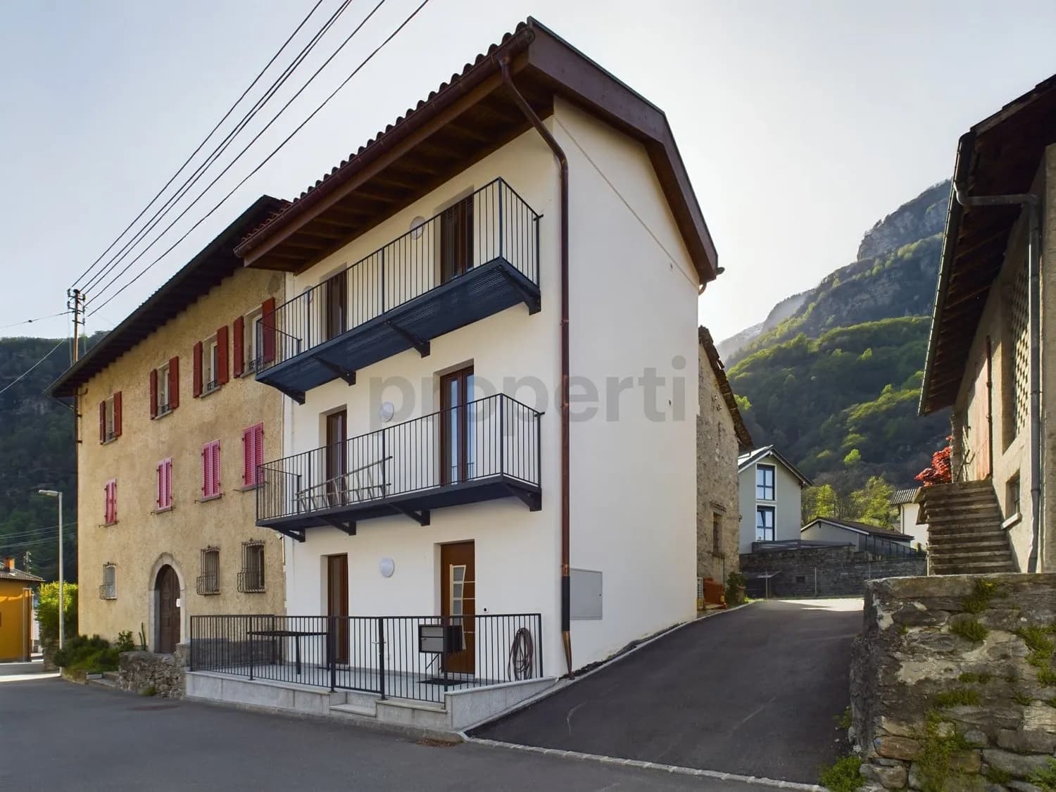 Idyllisches Einfamilienhaus mit 4.5 Zimmern in RivieraIdilliaca casa indipendente con 4,5 locali in Riviera