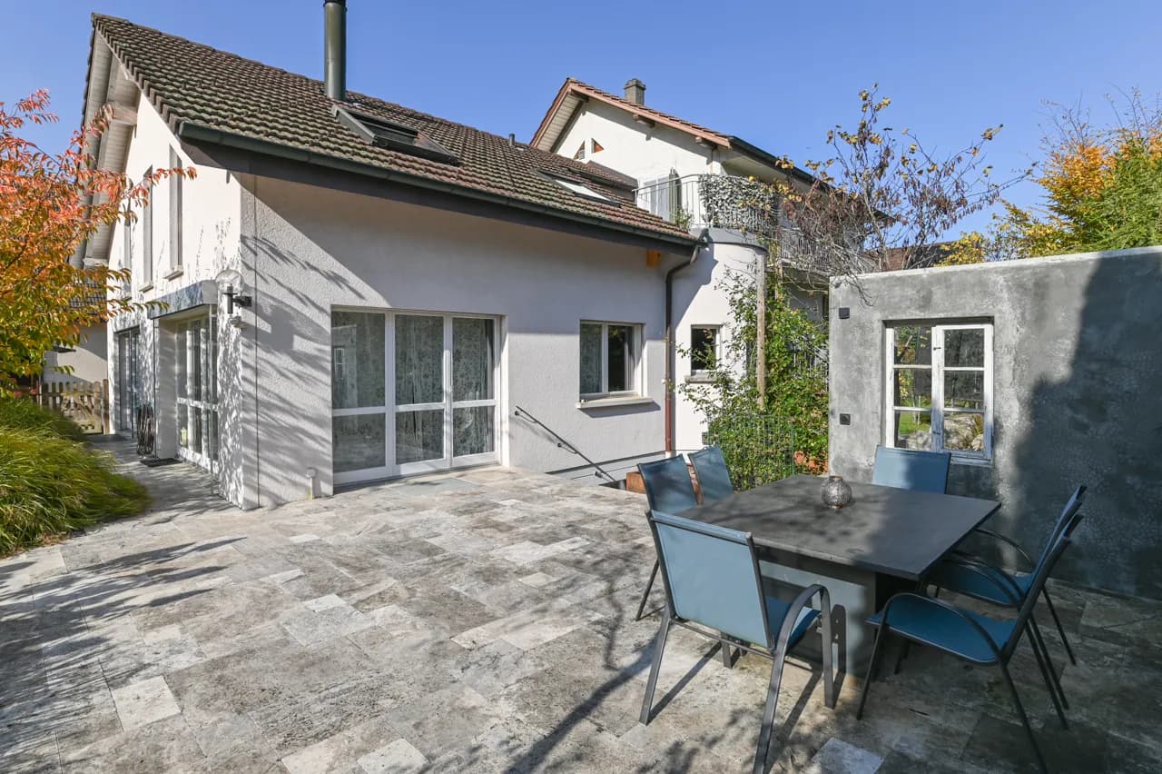 Renoviertes Zweifamilienhaus mit viel Platz und schönem Garten