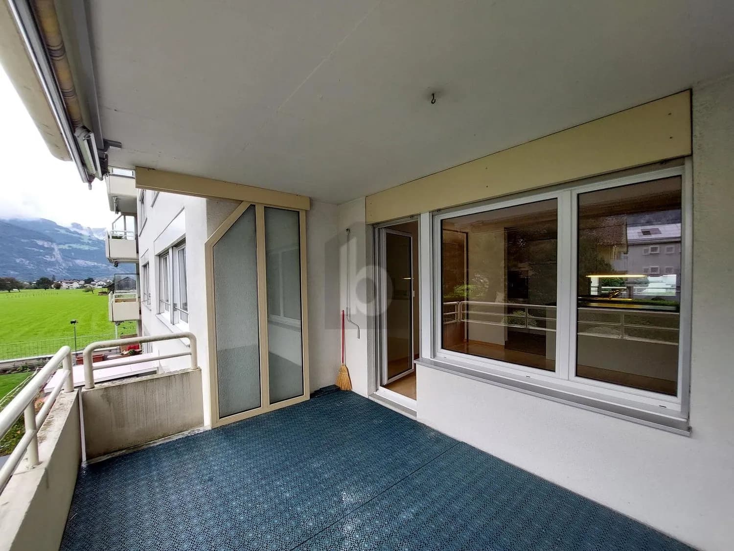 HELL UND FREUNDLICH MIT BERG-PANORAMA