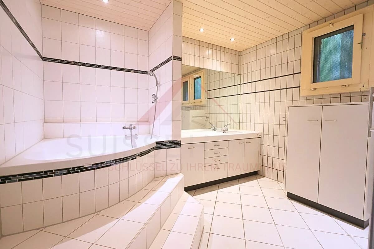 Atriumgebäude mit 220 m² Wohn- und 270 m² Gewerbefläche in Thörishaus (Neuenegg BE) - vielseitig nutzbar