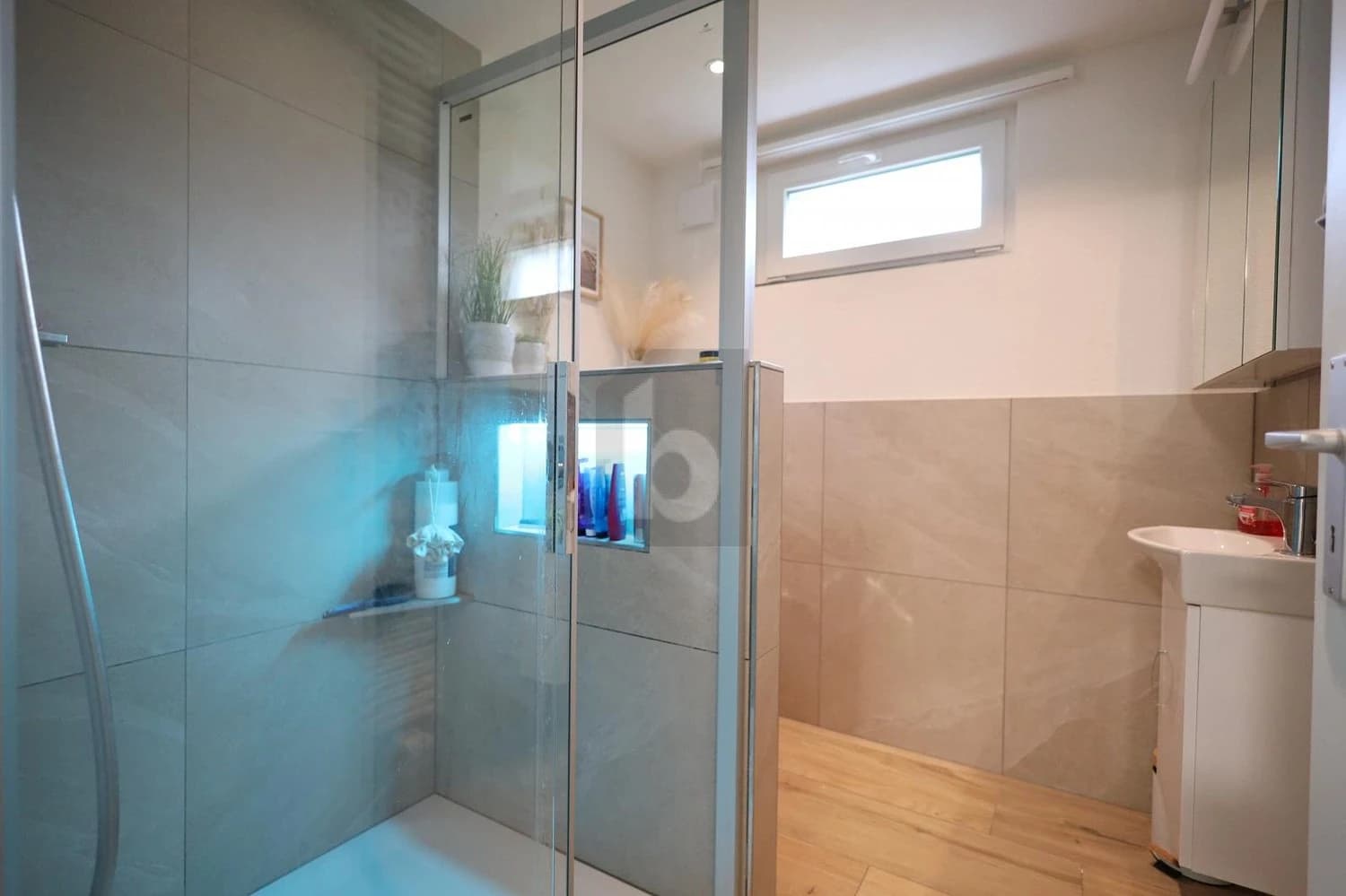 FREISTEHEND MIT VIEL UMSCHWUNG