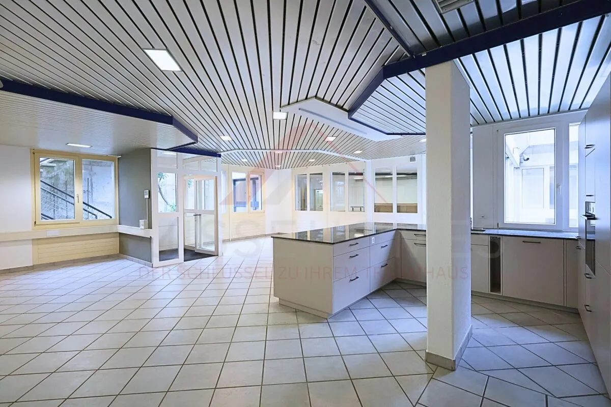 Atriumgebäude mit 220 m² Wohn- und 270 m² Gewerbefläche in Thörishaus (Neuenegg BE) - vielseitig nutzbar