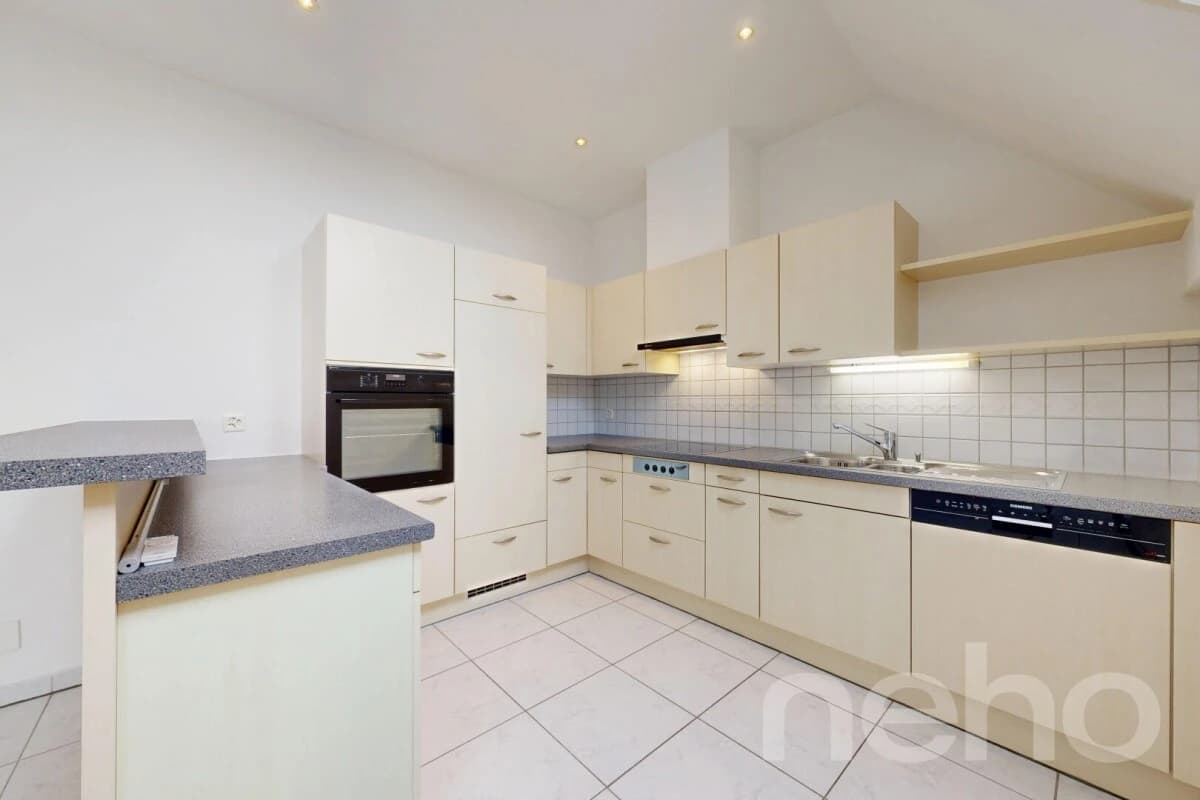 Sonnendurchflutete 3.5-Zimmer Dachgeschosswohnung mit Weitblick