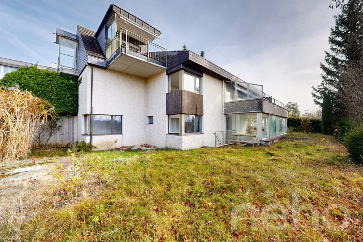 Villa mit Innenpool -  Wohntraum mit Weitsicht und Potenzial