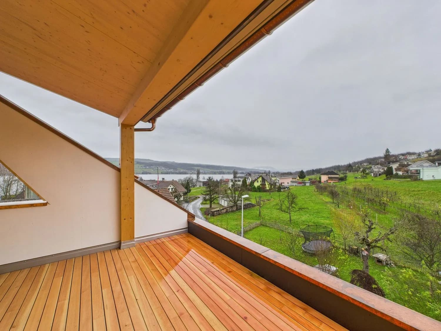 Modern 3.5-Zimmer-Wohnung mit grosser Terasse und Seesicht in Beinwil am See