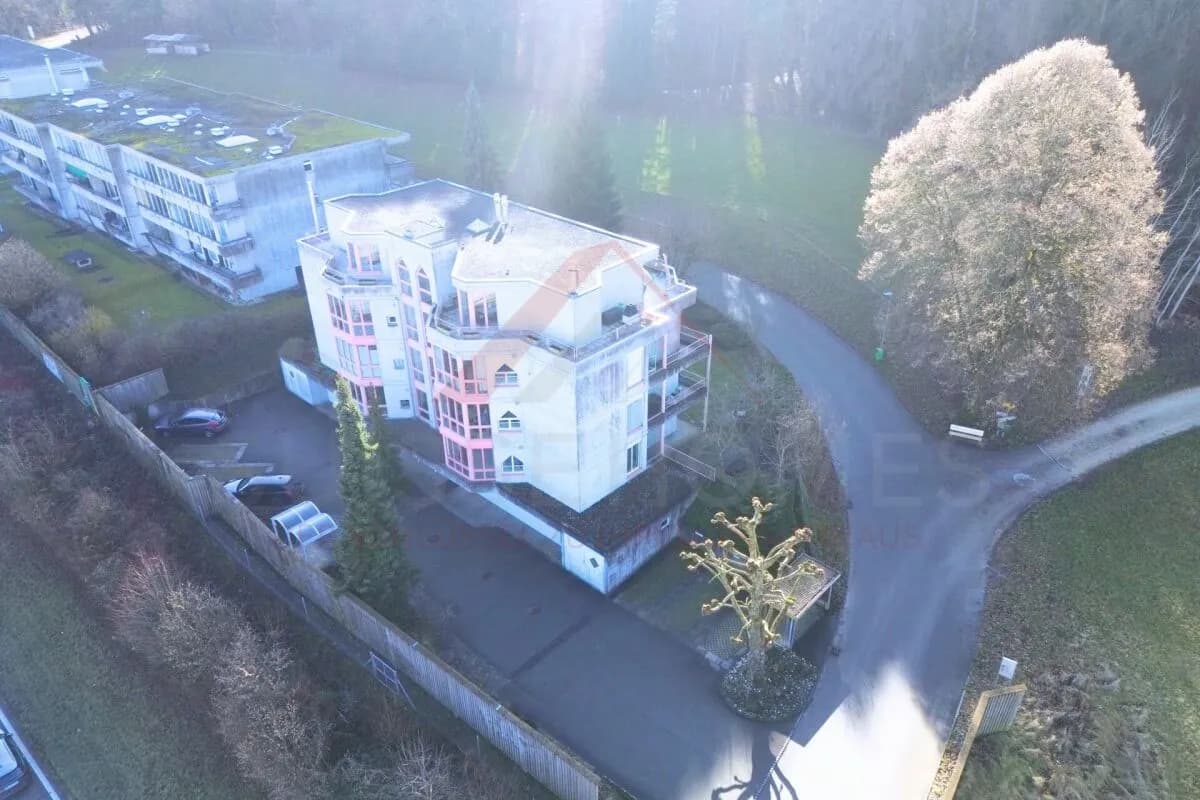 Moderne 4.5-Zimmer-Erdgeschosswohnung mit 36 m² Sitzplatz, Einzelgarage und stufenlosem Zugang in Studen BE