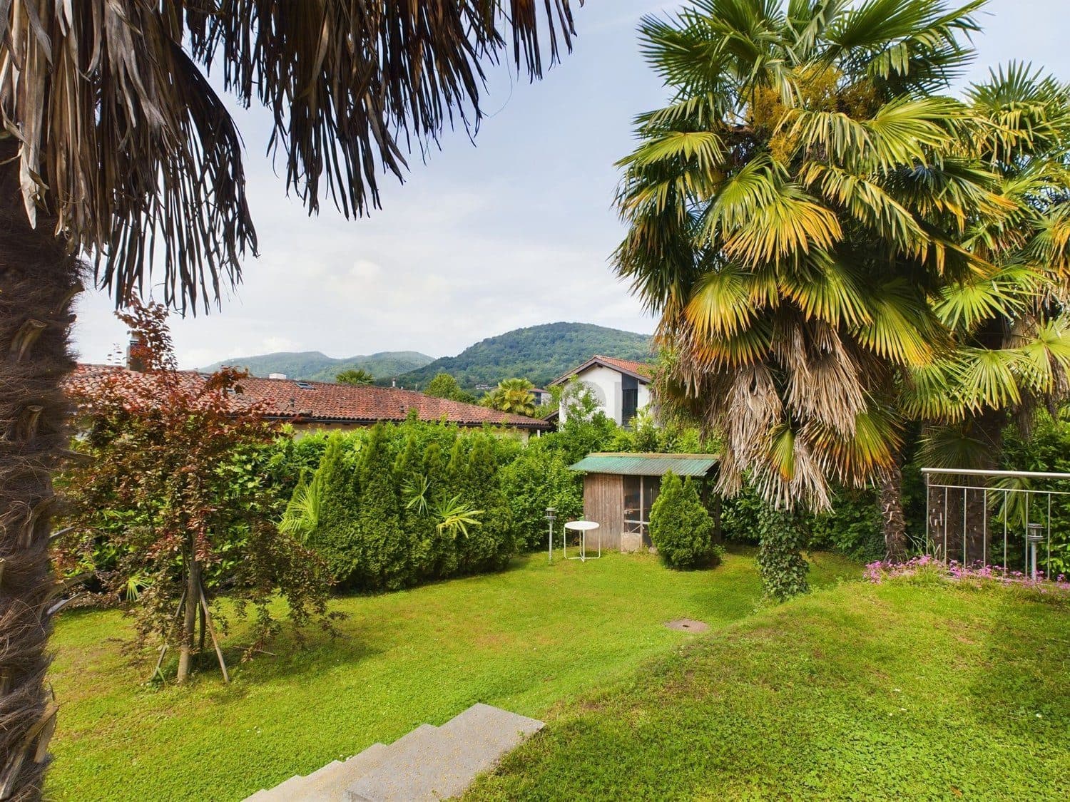 Modernes 7.5-Zimmer-Einfamilienhaus in Caslano mit Blick ins Grüne / Vendiamo casa indipendente 7.5 a Caslano - bellissimo quartiere vicino al Lago