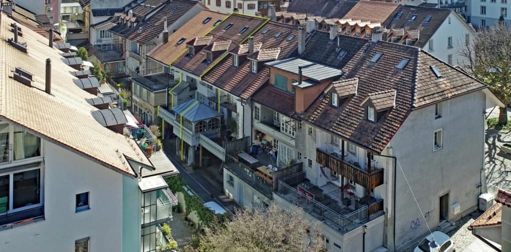 Gschichtsträchtigi Muure mit modernem Inneläbe ir Burgdorfer Autstadt