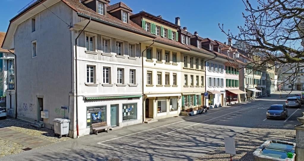 Gschichtsträchtigi Muure mit modernem Inneläbe ir Burgdorfer Autstadt