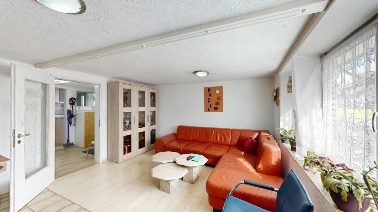 Charmanter Hausteil mit separatem Atelier und grossem Garten