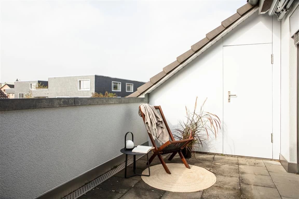 Ruhige Dachwohnung mit Loggia