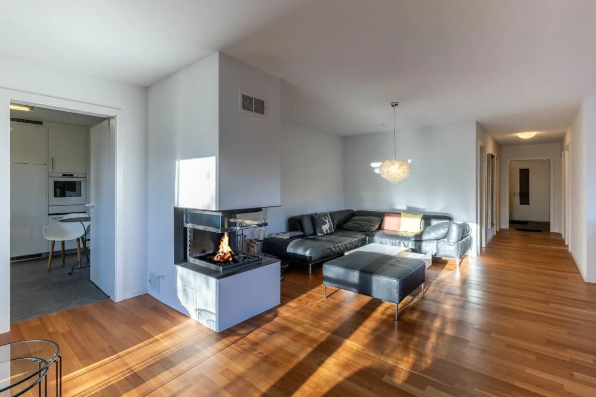 Grosse Sonnenterrasse plus Cheminée im exklusives Terrassenhaus beim Lindli