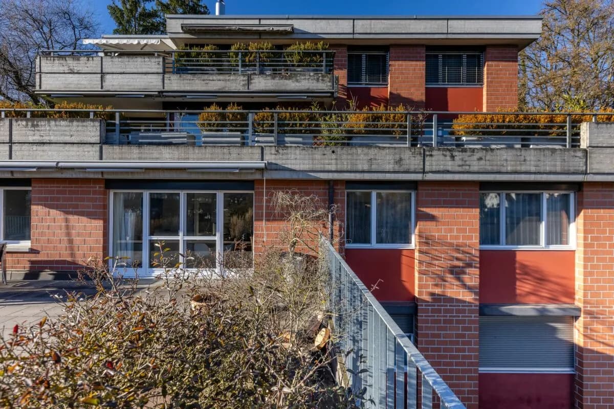 Grosse Sonnenterrasse plus Cheminée im exklusives Terrassenhaus beim Lindli