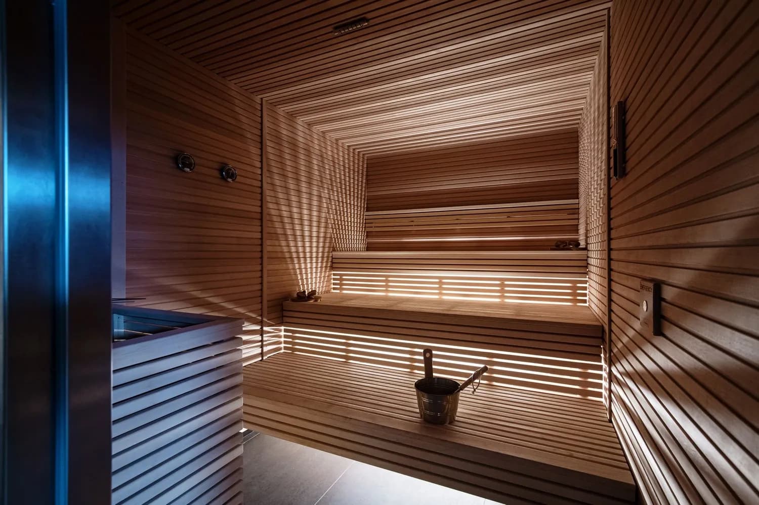 "Villa di Lusso a Lugano: Design Moderno e Vista Lago Mozzafiato" / "Luxuriöse Villa in Lugano: Modernes Design und Atemberaubender Seeblick"