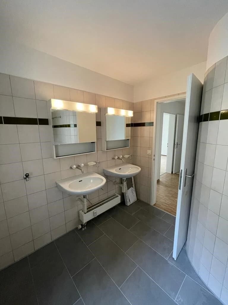 An ruhiger Seitenstrasse mit guter Verkehrsanbindung