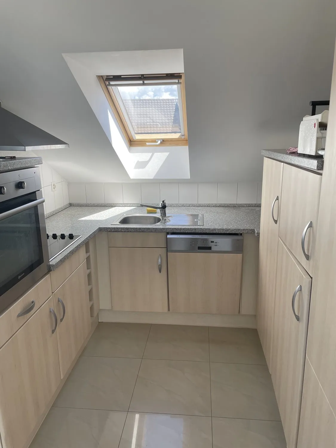 Helle, moderne Dachwohnung mit reizendem Umschwung!