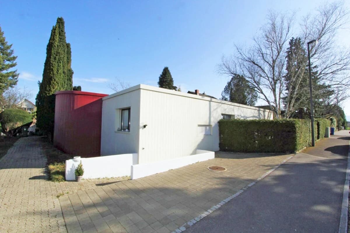 Bungalowhaus mit Atrium und grossem Garten