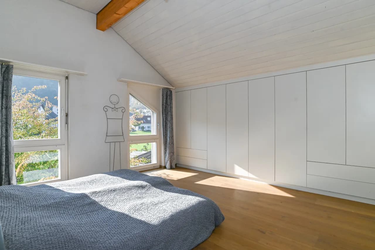 Renoviertes Zweifamilienhaus mit viel Platz und schönem Garten