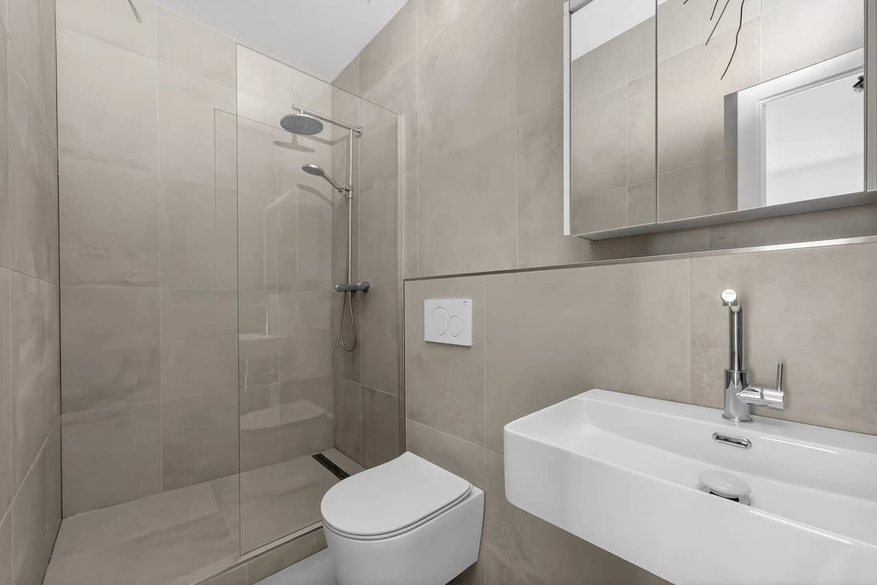 Erstvermietung - Hochwertig kernsanierte 2.5-Zimmer-Wohnung im EG