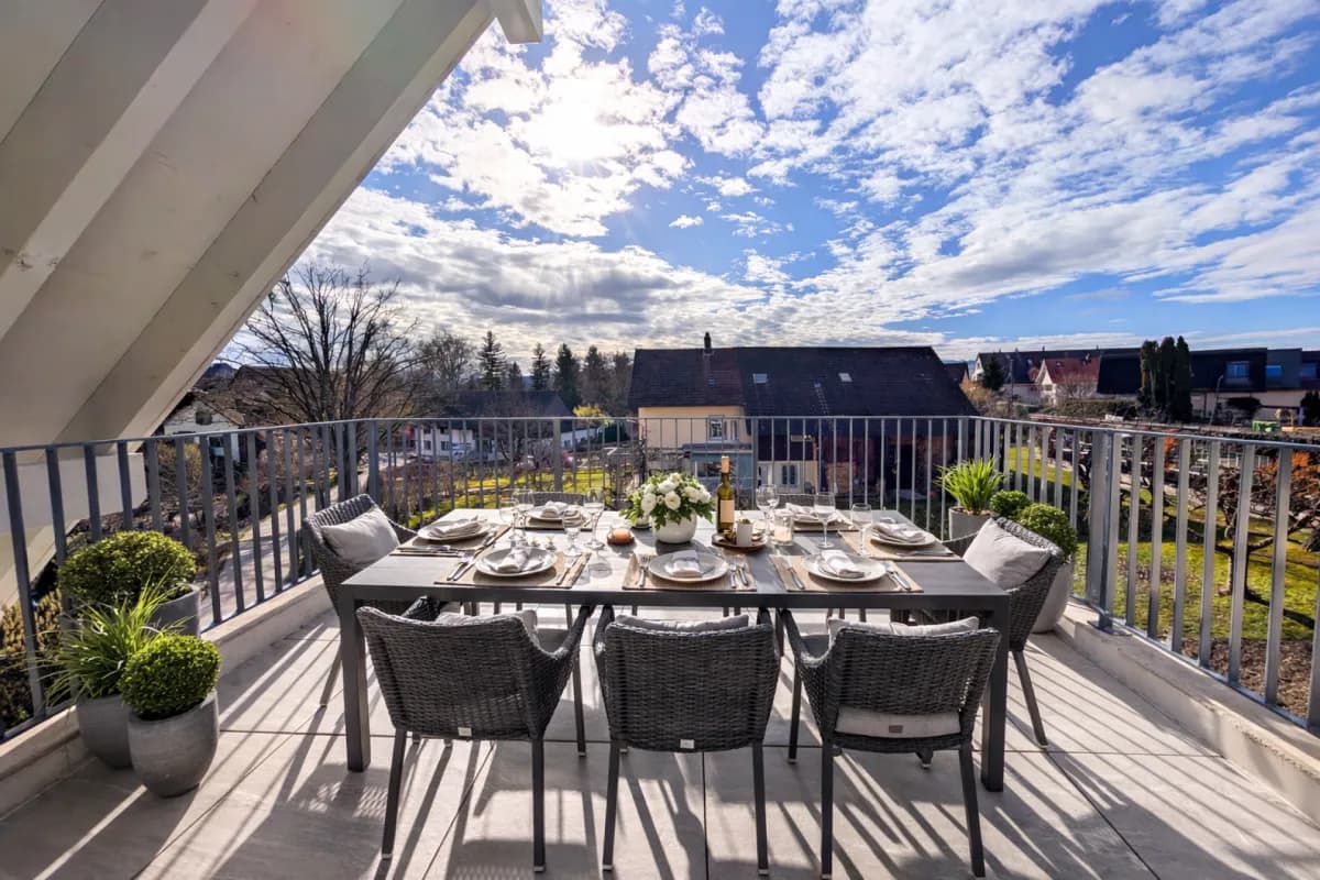 Charmante 4.5-Zimmer-Dachmaisonette mit zwei sonnigen Balkonen