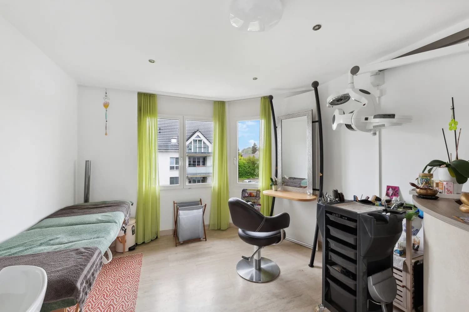 Den Sommer auf den Terrassen der hellen Attika- Maisonette in Henggart geniessen?