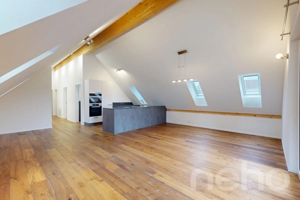 Neuwertige Dachgeschosswohnung mit hochwertigem Ausbaustandard