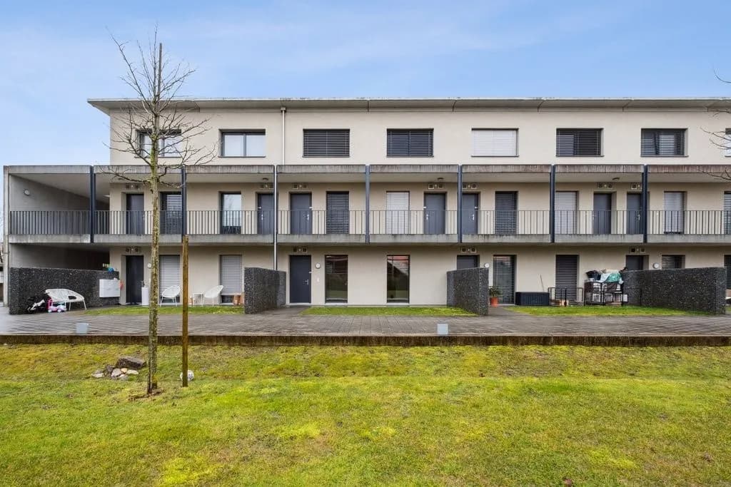 Viel Wohnraum und zwei gedeckte Sitzplätze