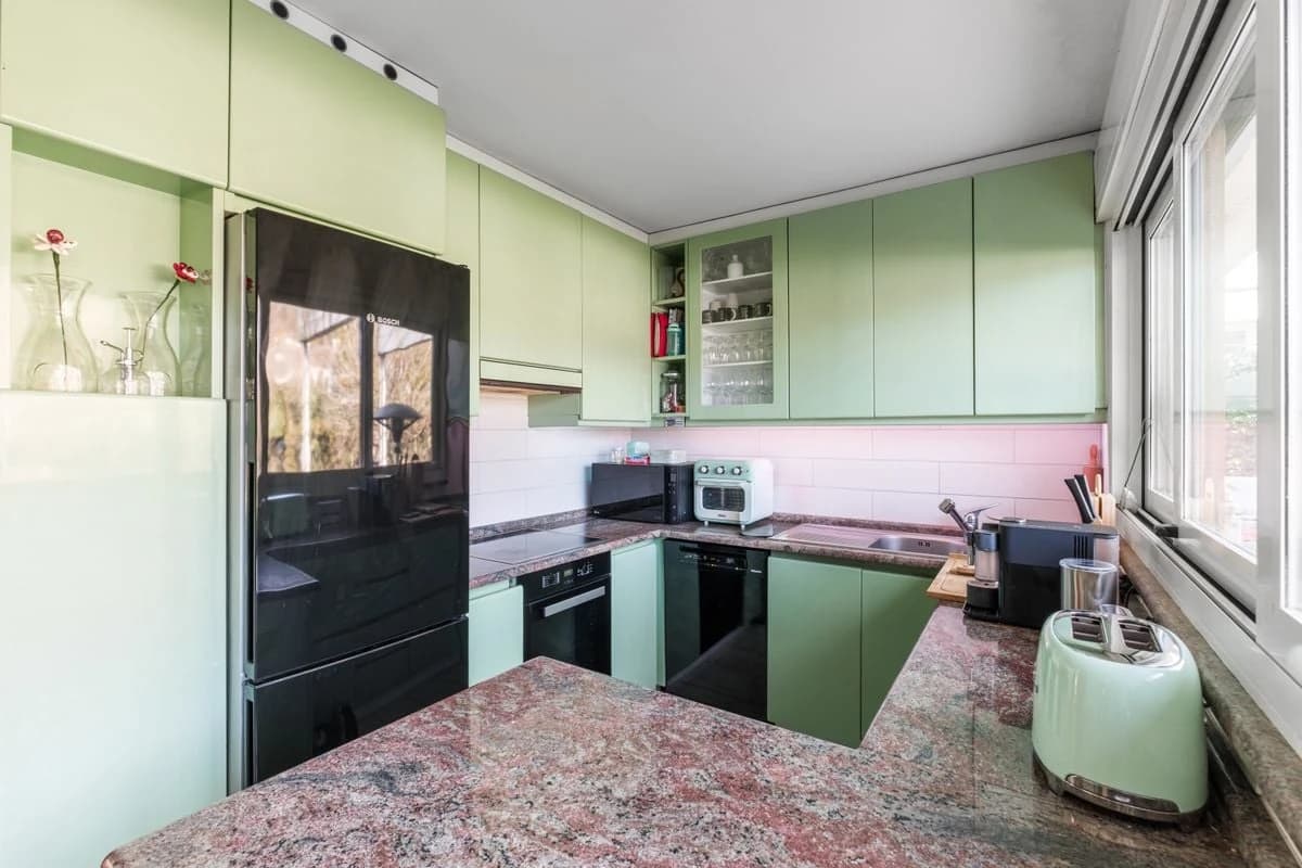 Villa mit grossem Grundstück und Landreserve (R2) / Villa con ampio terreno e riserva edificabile (R2) / Villa with large plot and development reserve (R2)