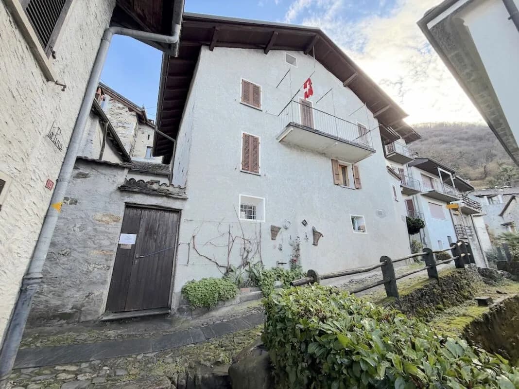 Ruhiges EFH 5 Zimmer mit Seesicht und vielen Kellern   Tranquilla casa indipendente con 5 locali, vista lago e numerose cantine