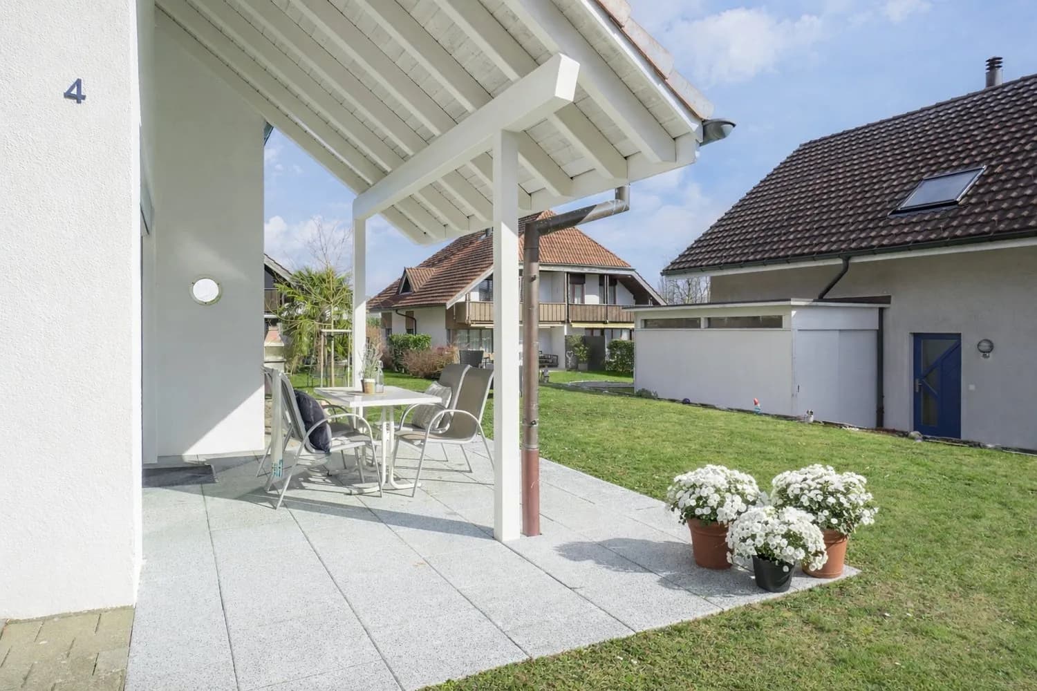 FREISTEHEND UND GUT IM SCHUSS - 5.5 ZIMMER EINFAMILIENHAUS