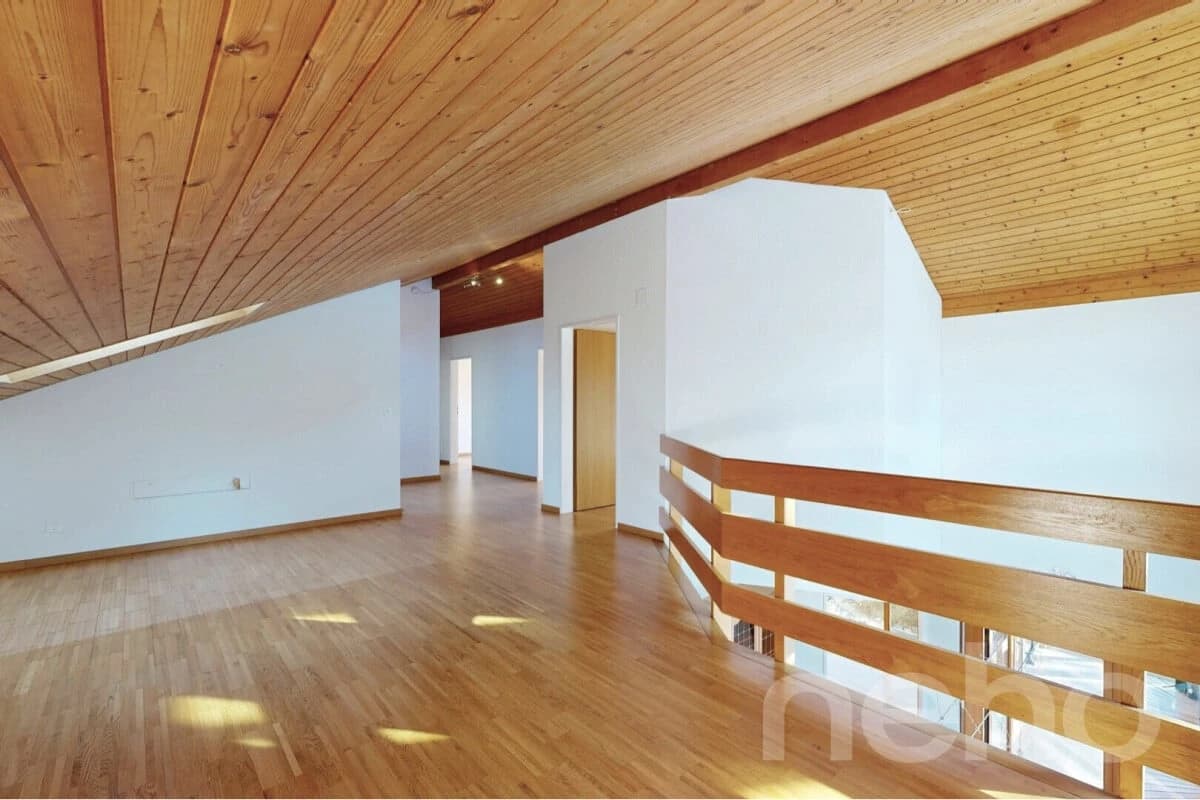 Grosses Einfamilienhaus mit Garten, Wintergarten und viel Potenzial