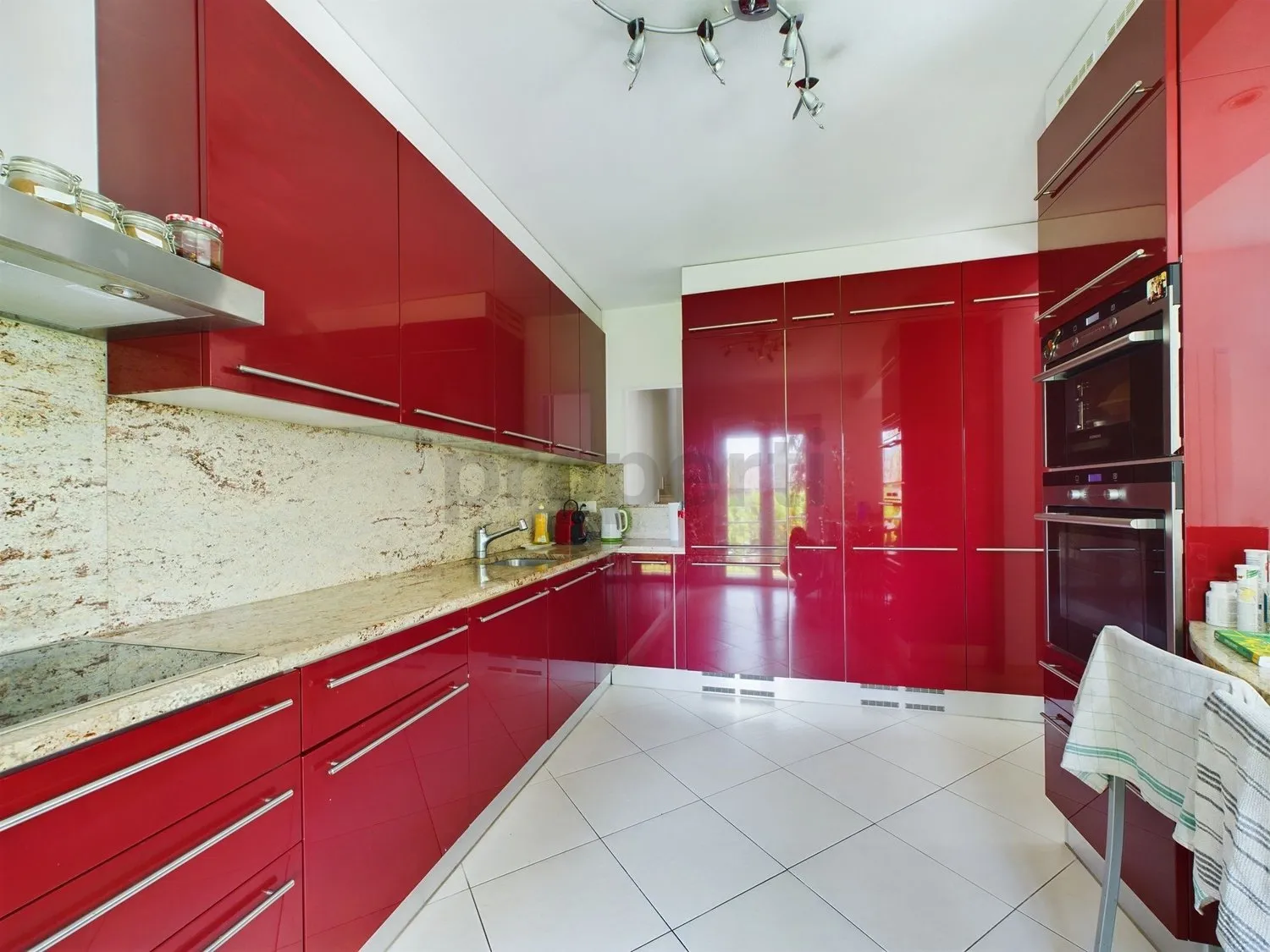 Modernes 7.5-Zimmer-Einfamilienhaus in Caslano mit Blick ins Grüne / Vendiamo casa indipendente 7.5 a Caslano - bellissimo quartiere vicino al Lago