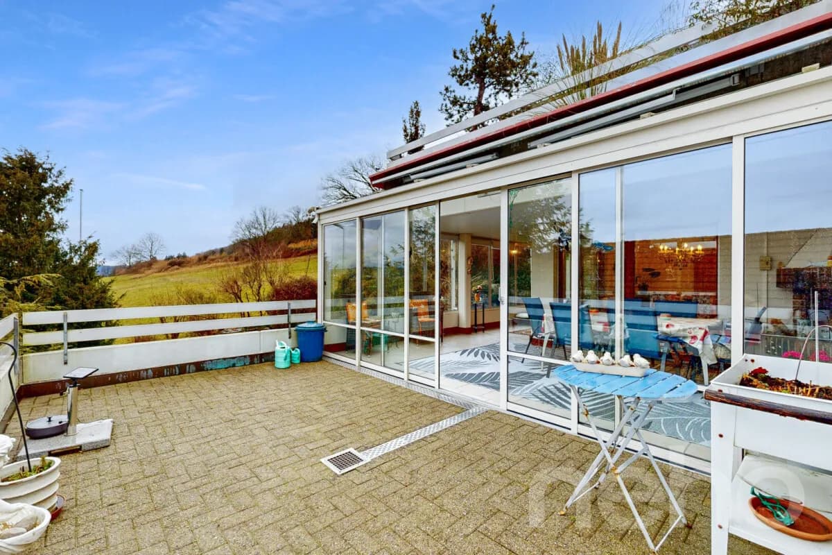 Grosszügige 4.5-Zimmer-Terrassenwohnung mit Lift und Wintergarten